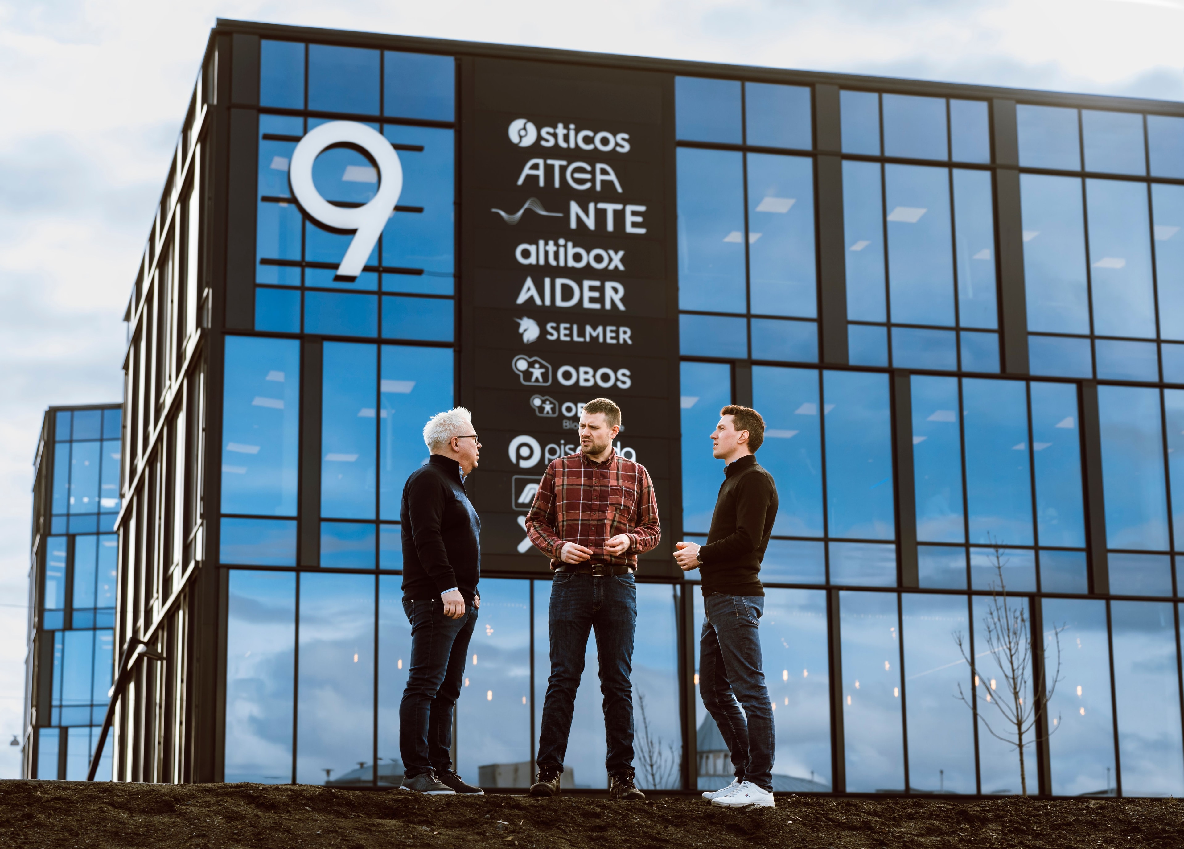 Frode Iglebæk (CEO, Cartesian), Jonas Brenntrø (Head of Sustainability, KLP Eiendom) and Håkon Selvnes (CPO, Cartesian) in front of Ranheimsveien 9.